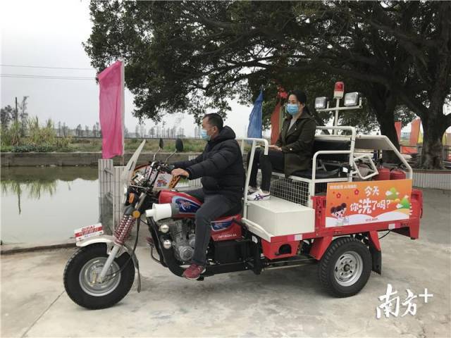 石溪村利用微型消防車進(jìn)行防控宣傳。