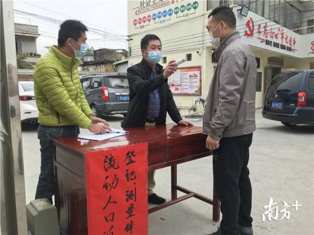在石溪村，所有返鄉(xiāng)的流動人口都需要到村委會進(jìn)行體溫檢測和信息登記。