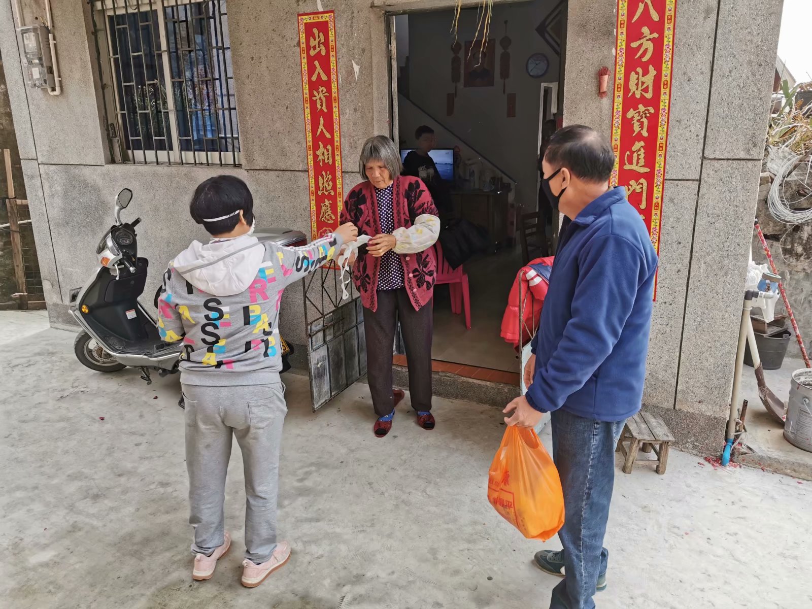 6社區(qū)黨員周月嬋個(gè)人捐贈(zèng)口罩1000個(gè) 和社區(qū)干部一起走訪(fǎng)入戶(hù)為居民免費(fèi)分發(fā)口罩.jpg