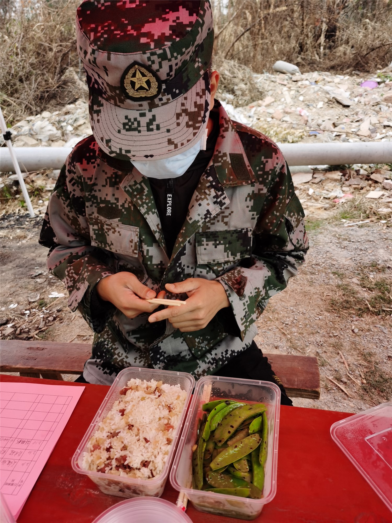 8巾幗志愿者們給一線(xiàn)值守的人員送飯.jpg
