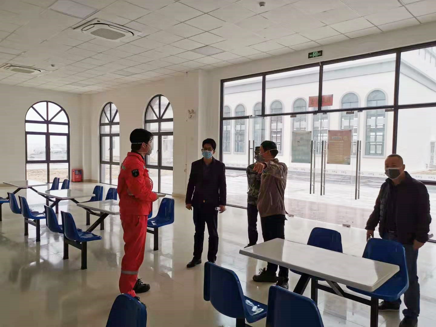 2、鎮(zhèn)長梁志偉指導企業(yè)復工復產工作.jpg