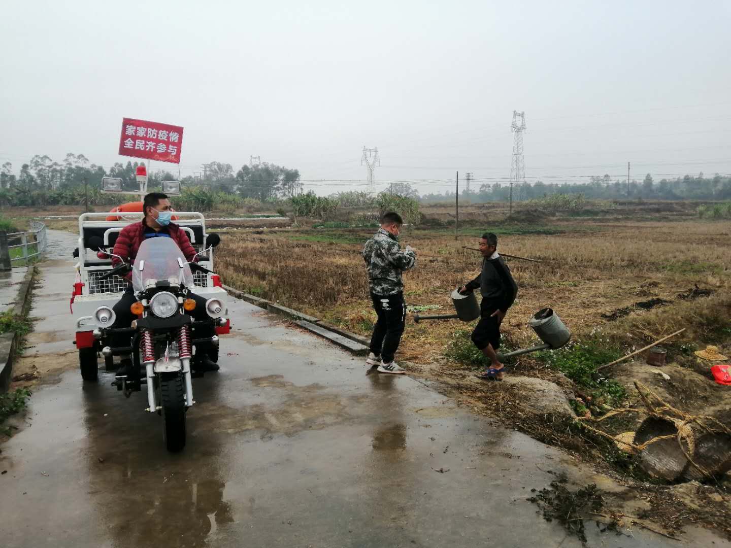 關(guān)寧賜同志駕駛著宣傳車在村中、田頭宣傳防控防護(hù)知識(shí).jpg