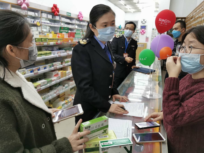 田明明對(duì)醫(yī)用防護(hù)服、醫(yī)用口罩、抗流感病毒藥品等進(jìn)行監(jiān)督檢查，確保疫情防控期間用藥用械質(zhì)量安全.jpg