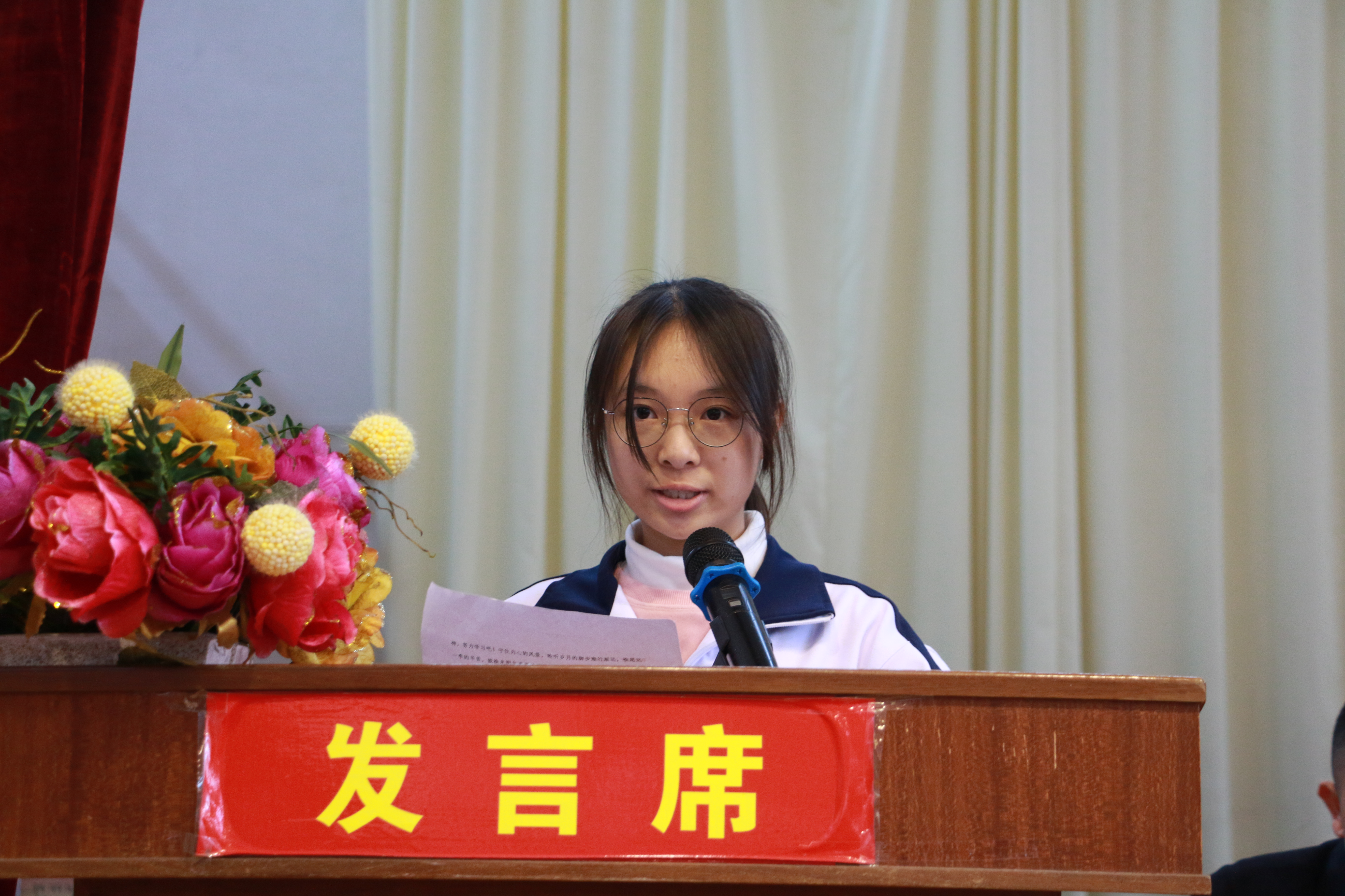 12、獲獎學(xué)生代表嚴(yán)綺楠講話.JPG