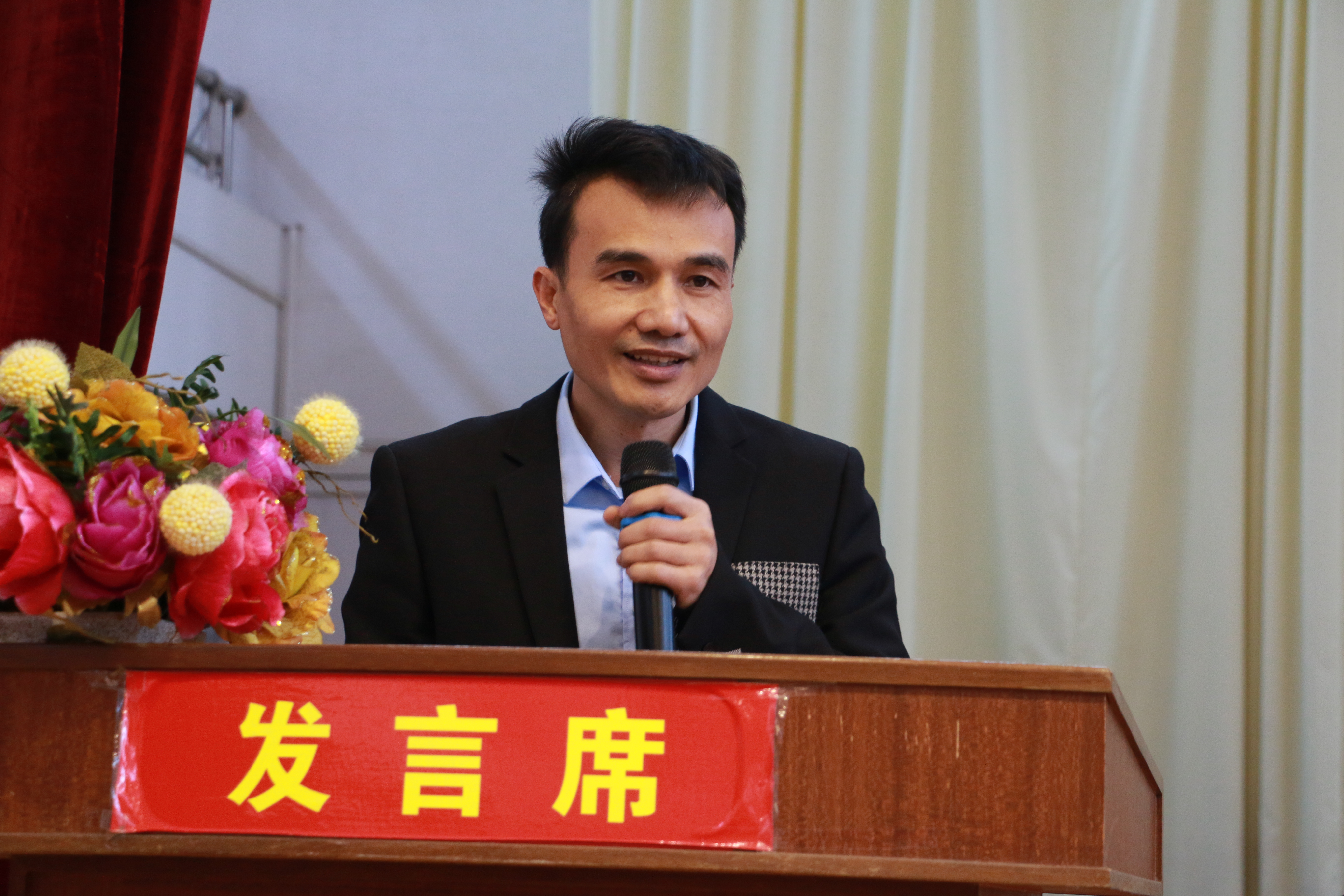 13、家長代表關(guān)國能講話.JPG