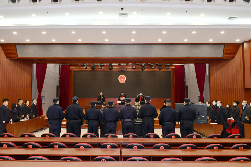 　　2020年11月20日，黑龍江省22家法院對38件黑惡勢力和“保護傘”案件集中宣判，涉案的227名被告人被判處刑罰，最高被判處無期徒刑。這是在黑龍江省牡丹江市中級人民法院拍攝的宣判現場。新華社發(fā)