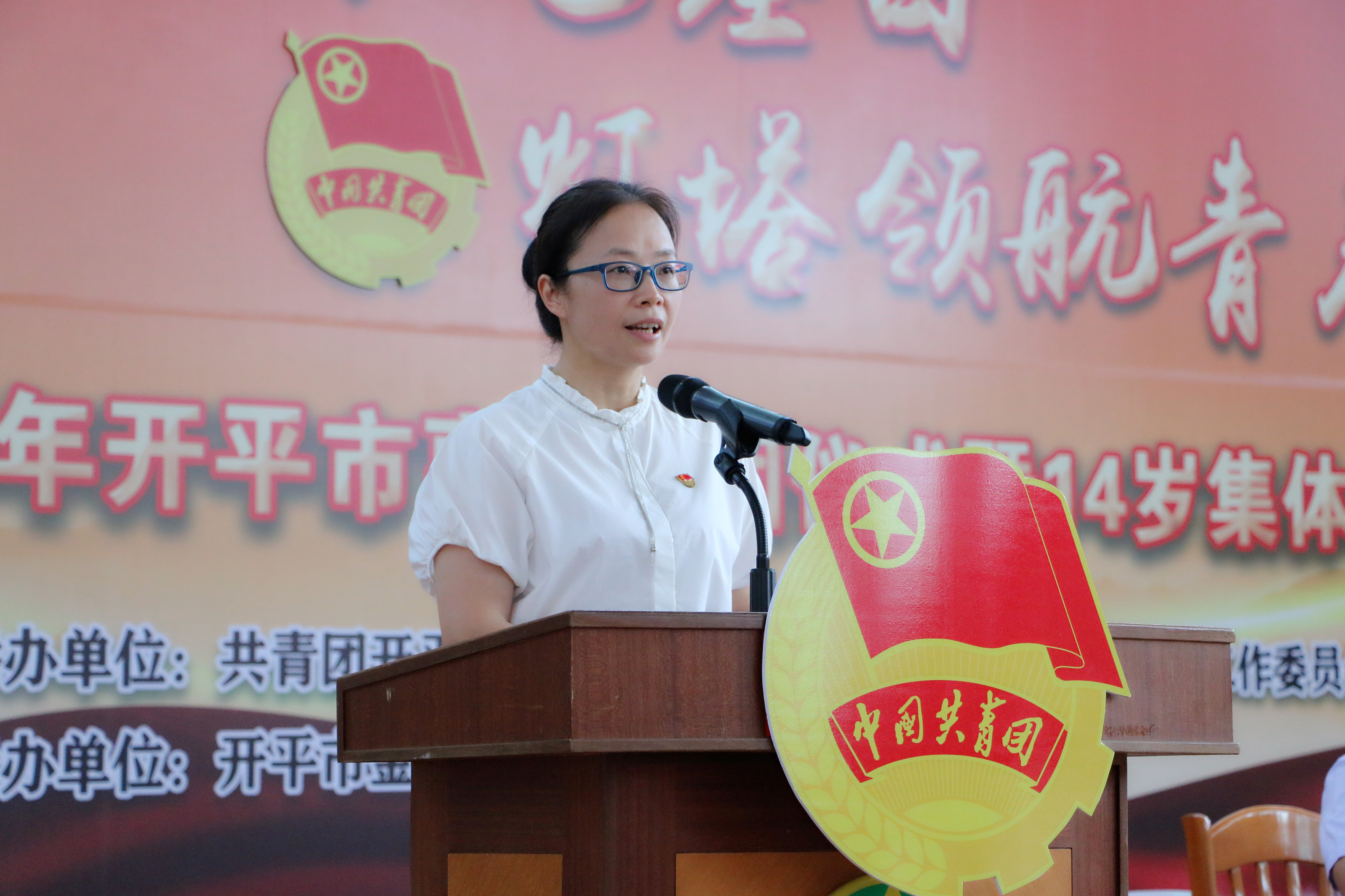 12.黨支部書記、校長(zhǎng)鄭娟馥說明入團(tuán)意義、宣讀名單.JPG