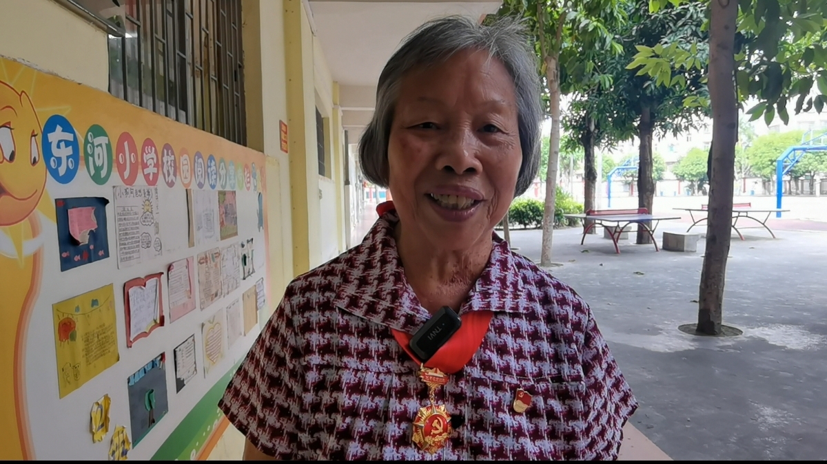 3  東河小學(xué)退休黨員教師、“光榮在黨50年”紀(jì)念章獲得者謝素珠老師.jpg
