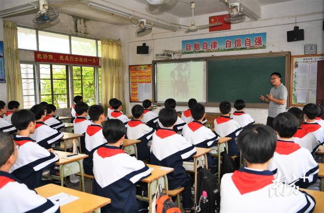 2011年6月，教育部授予開平市百合初級中學(xué)一個班為“周文雍陳鐵軍”班，并延續(xù)至今。楊興樂攝