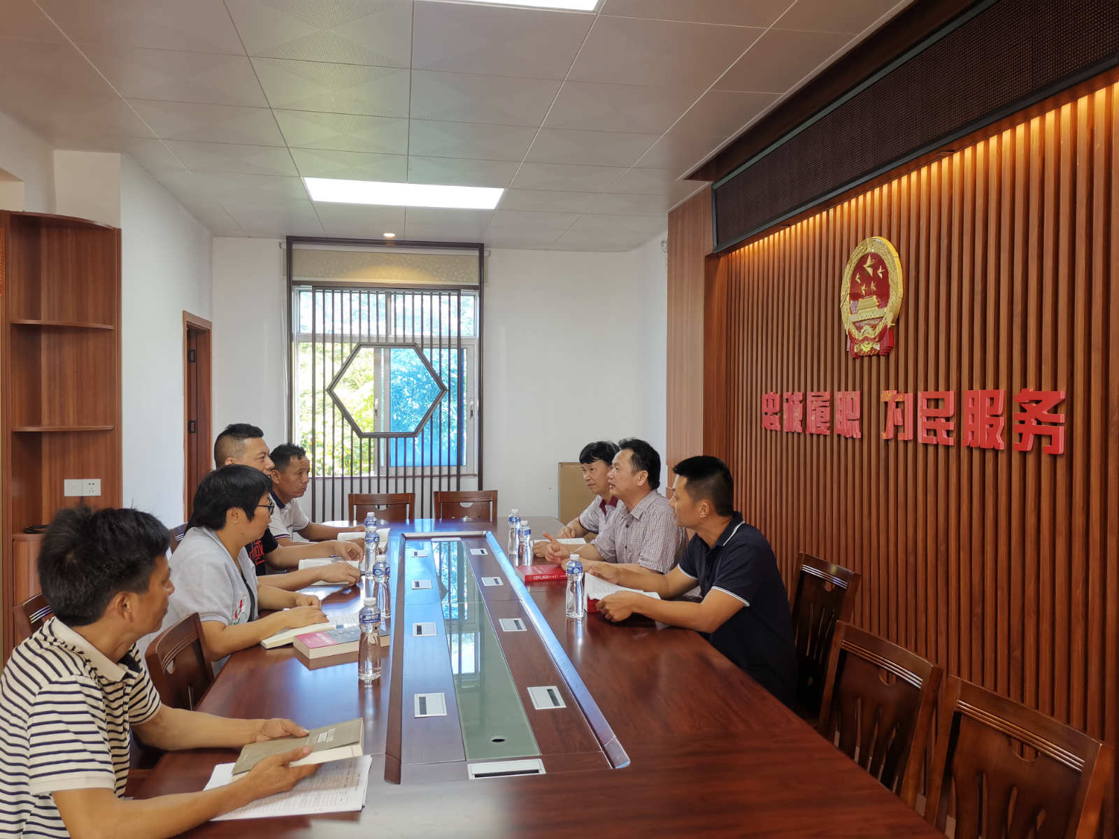 2百合鎮(zhèn)人大代表借助圖書室資源，“大學習、深交流”，提升履職能力及綜合素質_meitu_5.jpg