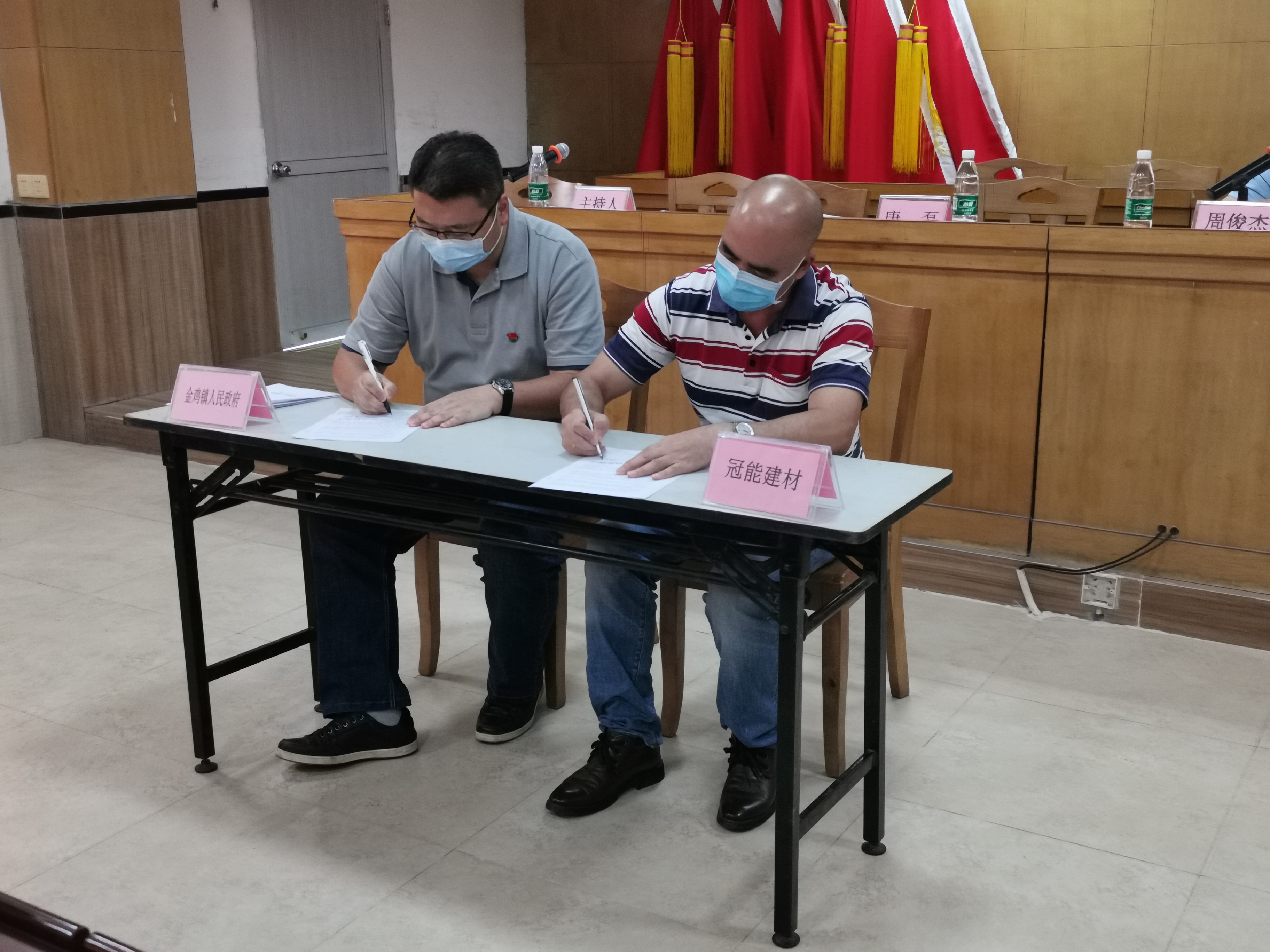 與企業(yè)代表簽訂責(zé)任書(shū).jpg