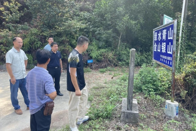 ▲檢查組要求加強路口人員管控和巡山護林，確保將火種留在山下