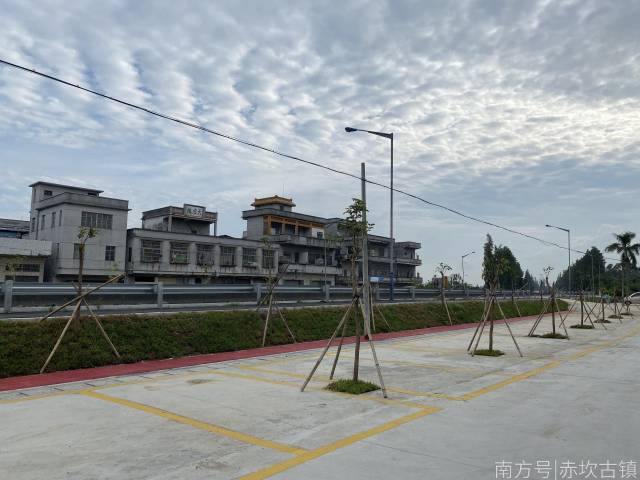 ▲通過“美麗廊道”建設(shè)，G325國道五龍段變得更加整潔美麗，交通更加安全