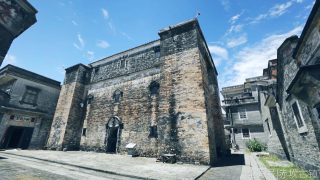 ▲迎龍樓樓體坐西北朝東南，樓高三層，磚木結(jié)構(gòu)，距今已有440多年歷史。