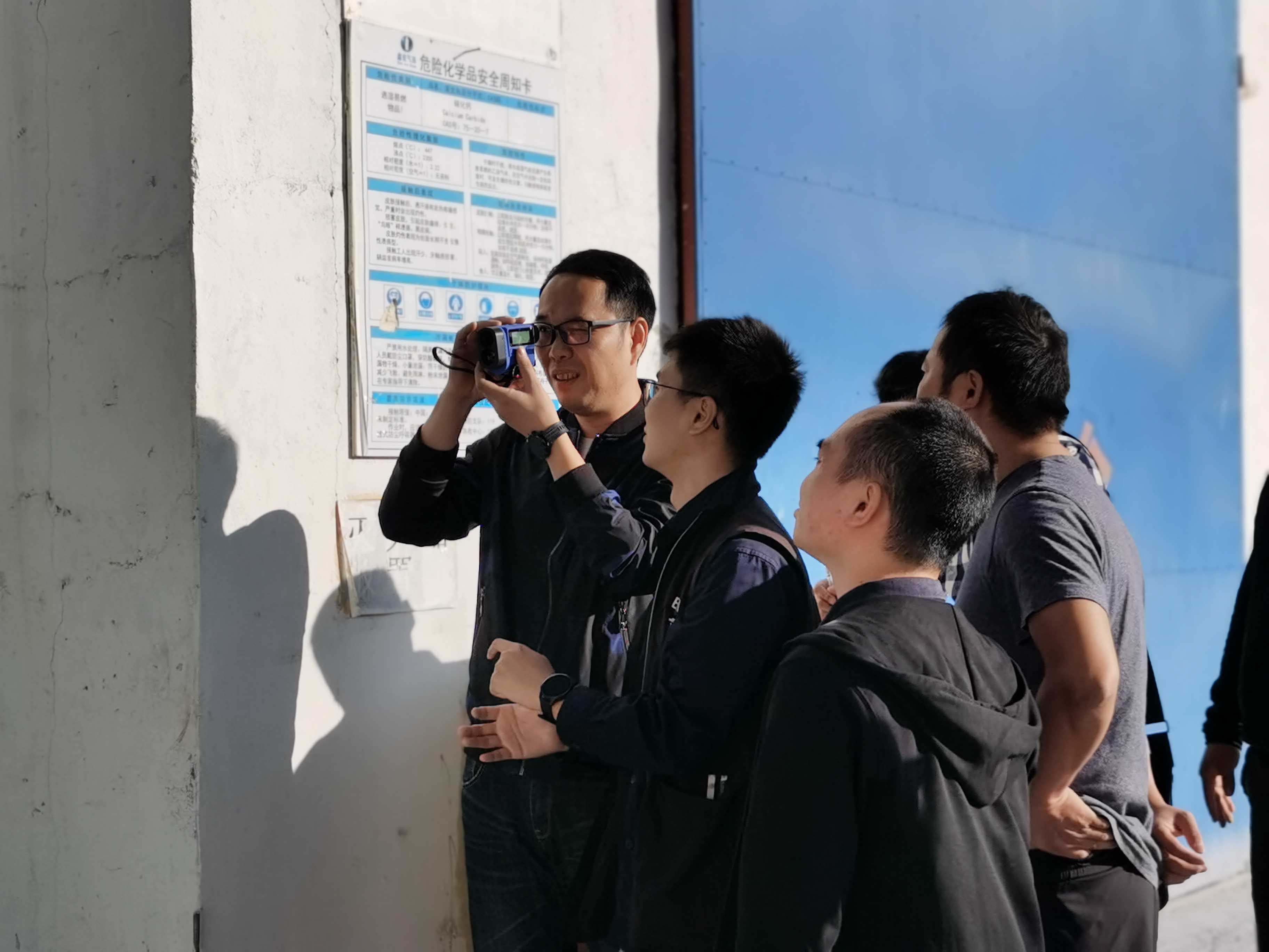 開展危化品企業(yè)安全生產專項檢查，測量?；反娣虐踩嚯x.jpg