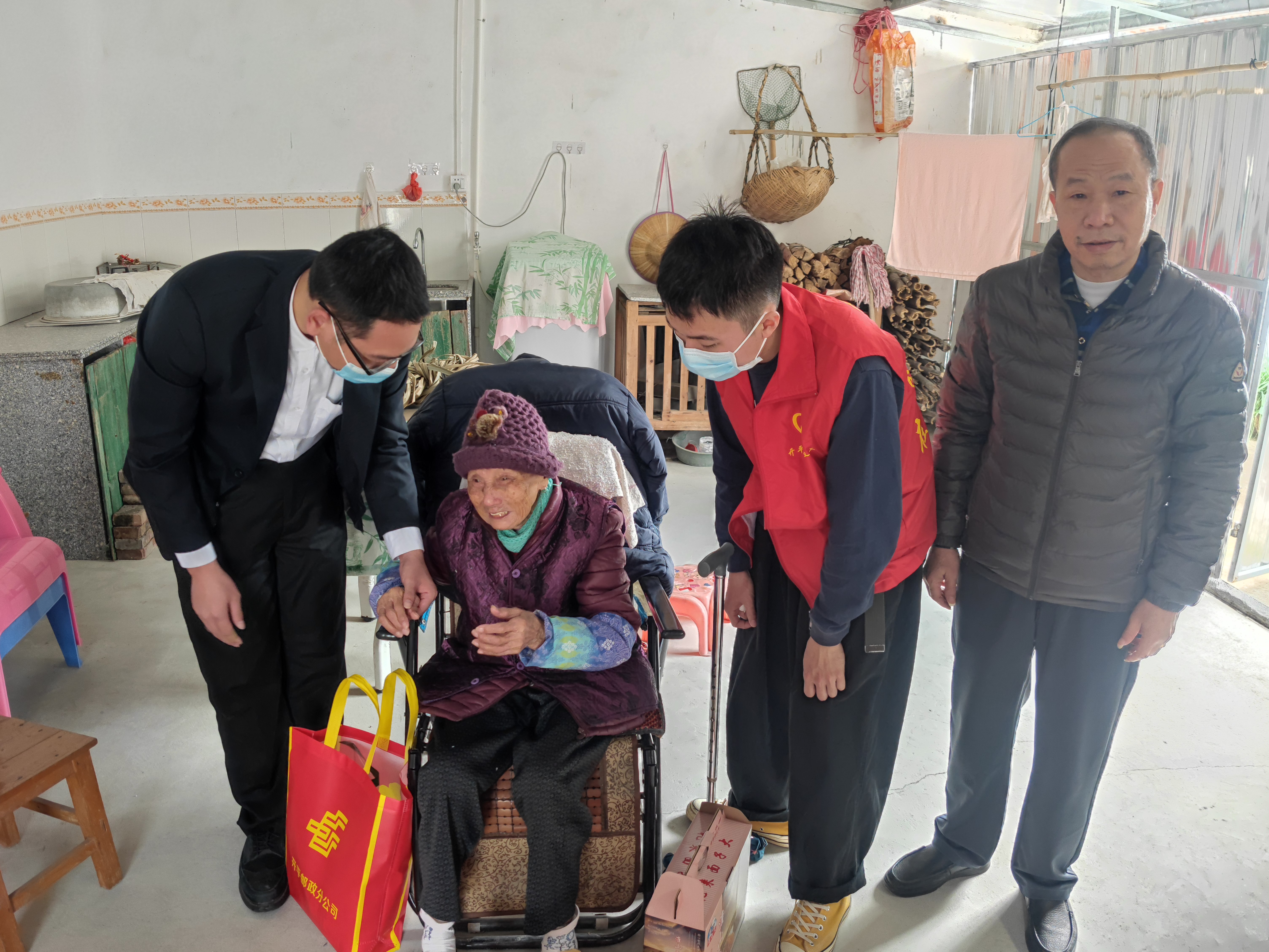 4. 入戶(hù)慰問(wèn)紅光村高齡“五老人員”并為其辦理年審.jpg