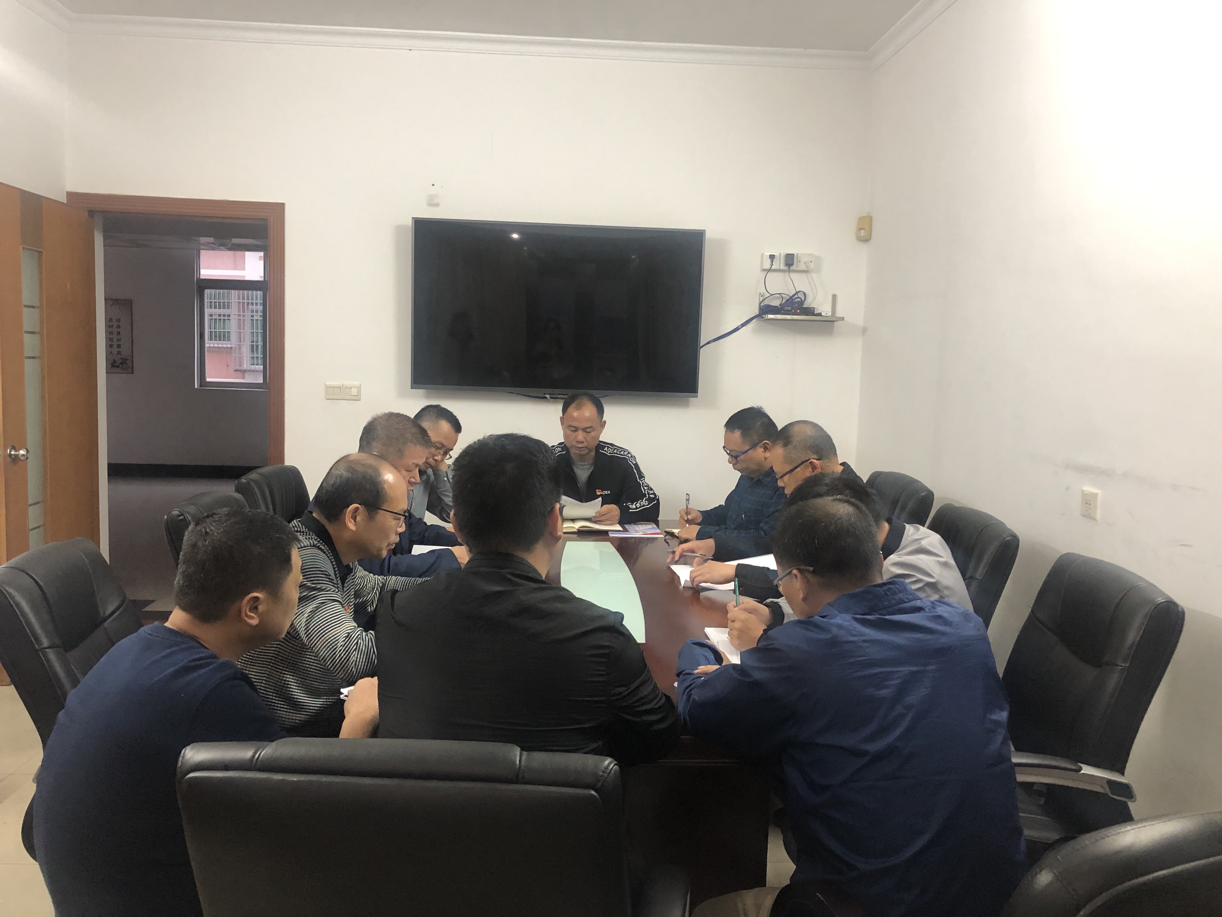 　　　　為深入學(xué)習(xí)貫徹黨的十九屆四中全會(huì)精神，激發(fā)黨員干部求真務(wù)實(shí)、真抓實(shí)干的勁頭，推動(dòng)黨的十九屆四中全會(huì)精神更好地貫徹落實(shí)，12月26日下午，市城管局領(lǐng)導(dǎo)干部繼參加江門市組織的學(xué)習(xí)貫徹黨的十九屆四中全會(huì)精神專題研討班后，在局三樓會(huì)議室開(kāi)展學(xué)習(xí)貫徹黨的十九屆四中全會(huì)精神研討會(huì)議.jpg