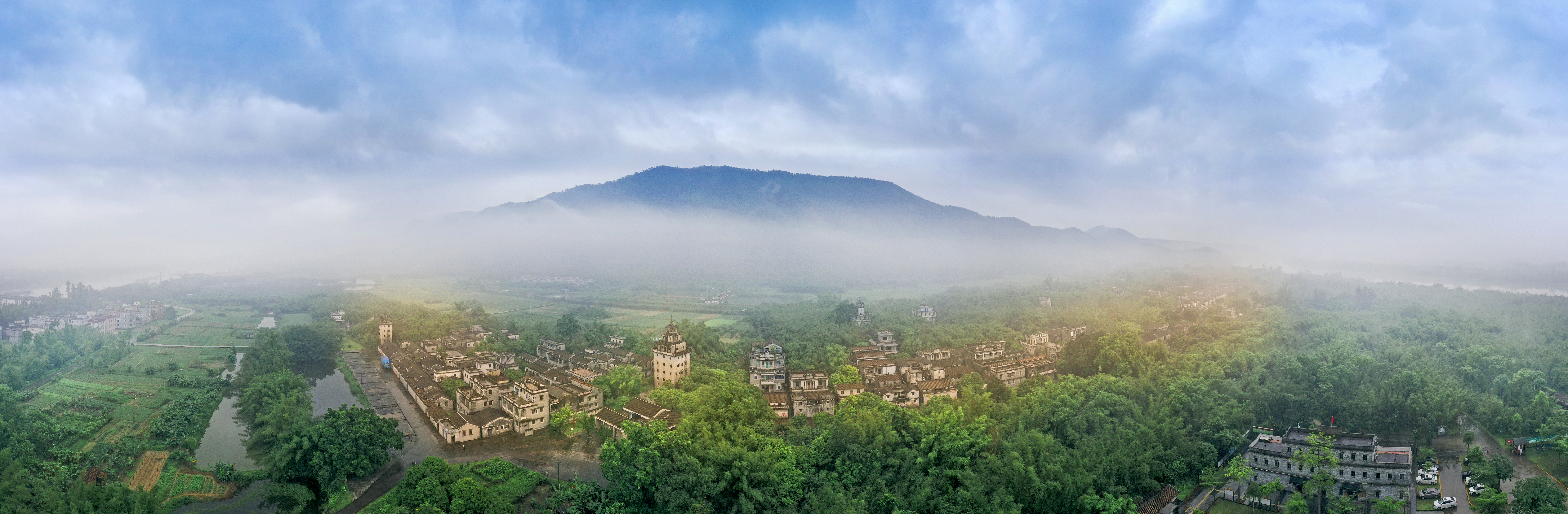 2、二等獎(jiǎng) 李美運(yùn)《秘境馬降龍》.jpg
