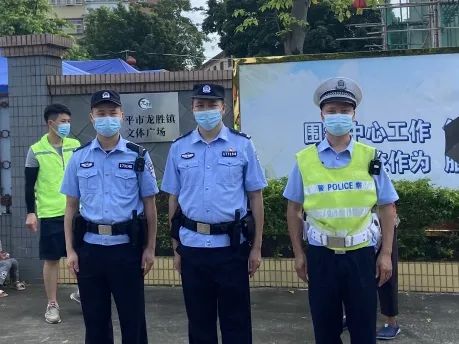 25安保人員不懼酷暑，堅守崗位，維持著現(xiàn)場秩序.jpg