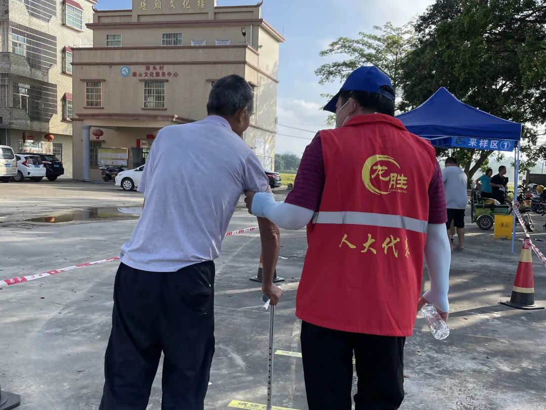 1在核酸檢測(cè)現(xiàn)場(chǎng)，人大代表志愿者全程陪同行動(dòng)不便的老人家完成檢測(cè).jpg