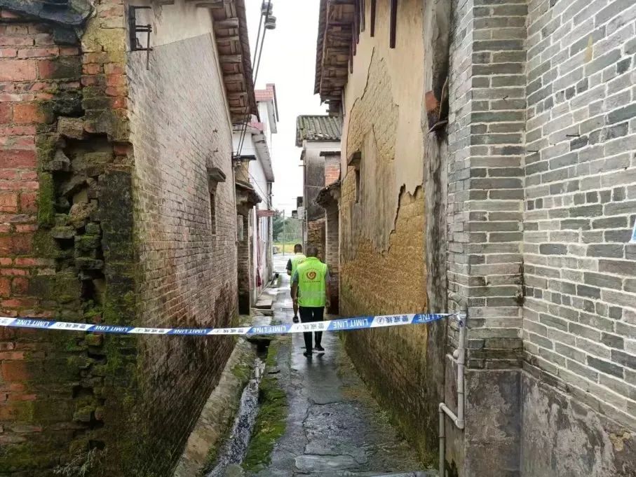 14志愿者入村入戶查看群眾居住環(huán)境，詢問房屋漏水、進(jìn)水情況，全覆蓋排查涉危房.jpg