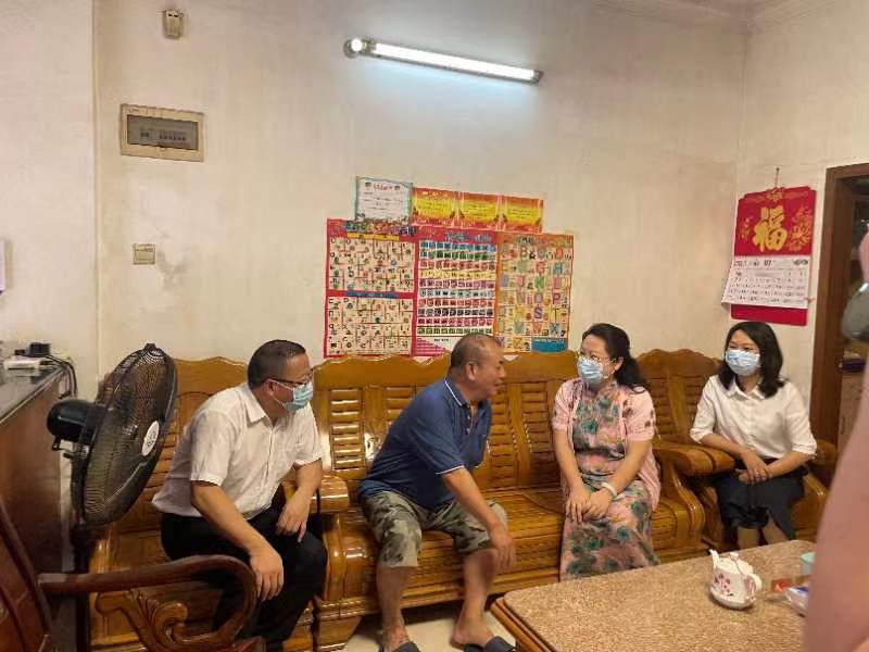 1江門市委常委、市委宣傳部部長陳冀來到龍勝鎮(zhèn)政府退休干部、二等功臣蘇學東家中，向他致以節(jié)日問候.jpg