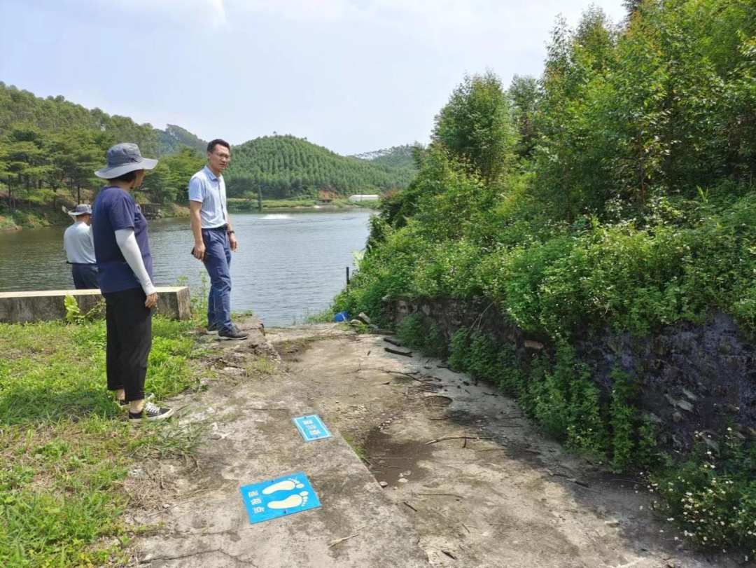 4深入排查轄區(qū)水庫、山塘，提前排洪騰出足夠庫容.png