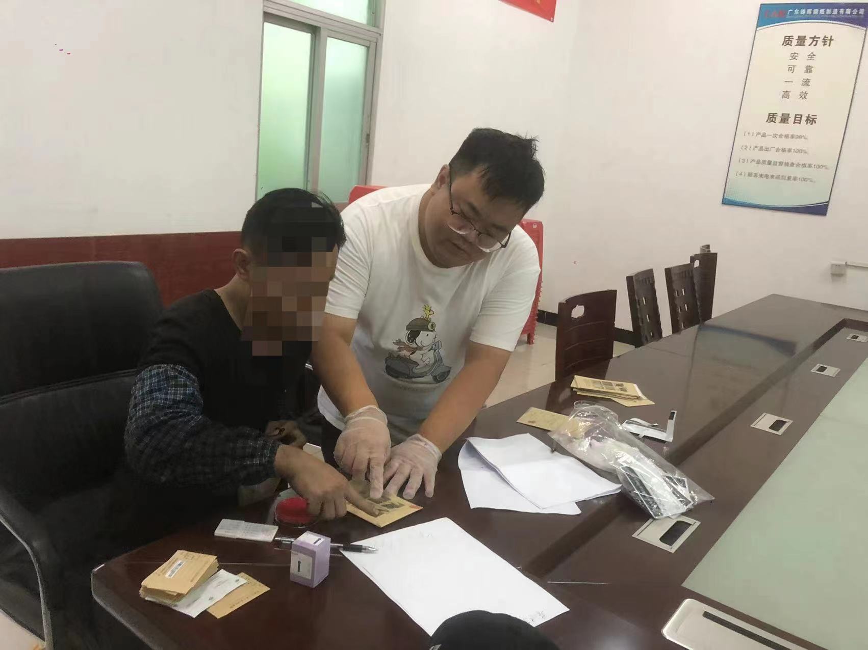 8對(duì)龍勝鎮(zhèn)在冊(cè)現(xiàn)有吸毒人員、病殘吸毒人員、重點(diǎn)行業(yè)從業(yè)人員以及鎮(zhèn)府全體工作人員、村（社區(qū)）“兩委”干部、各站所工作人員全面落實(shí)毛發(fā)檢測(cè)工作.jpg