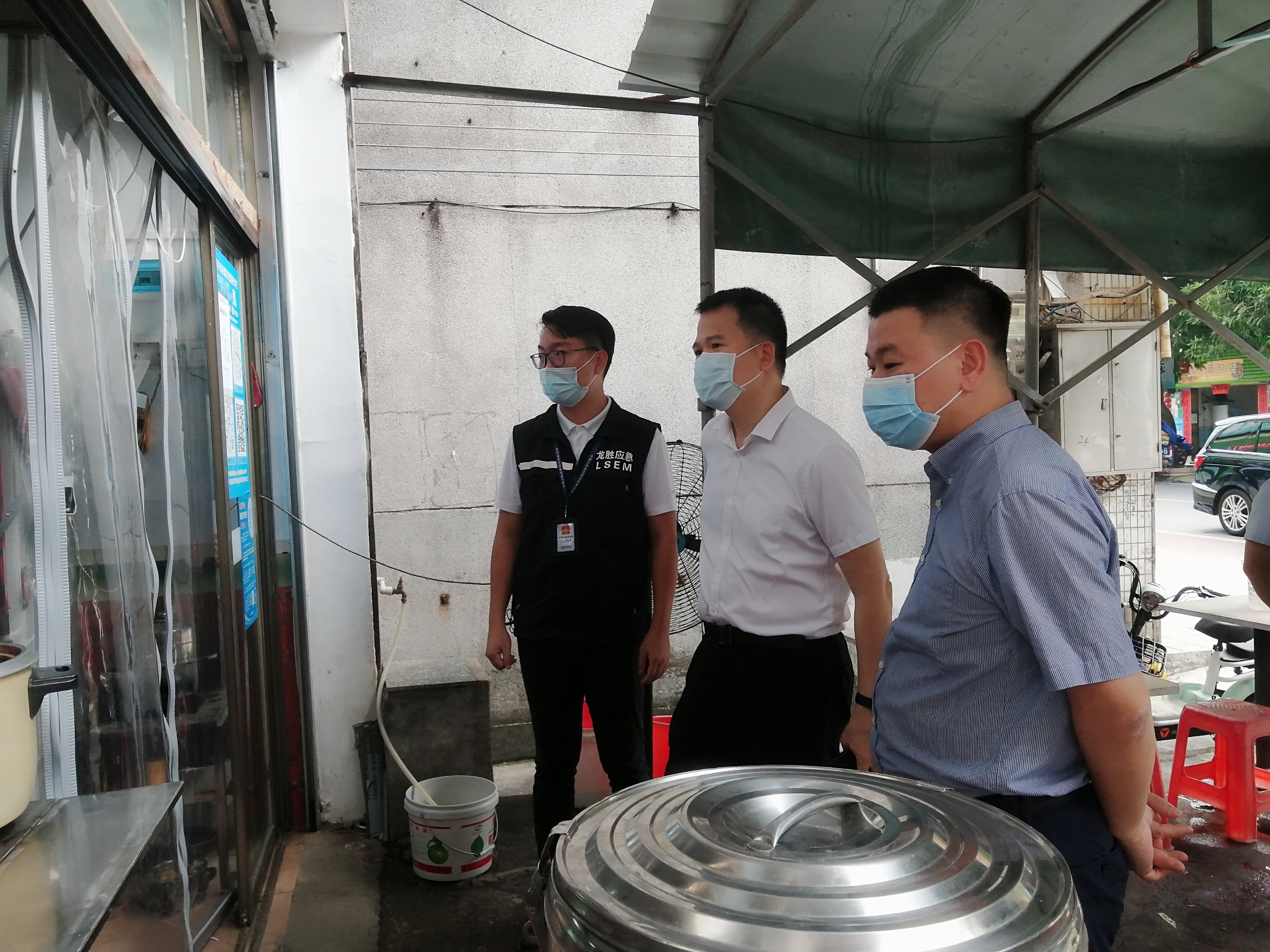4檢查組來到三小場所檢查食品安全、消防安全、燃?xì)獍踩陀秒姲踩?jpg