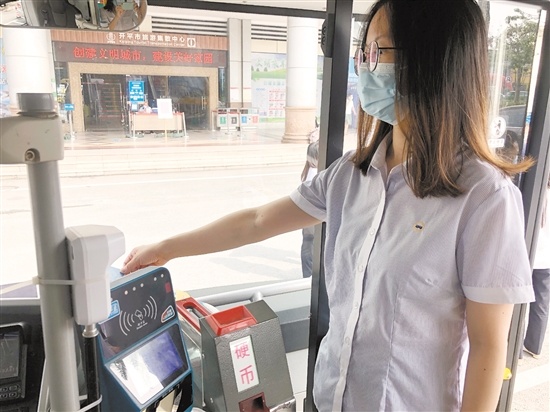 市民在開平可刷社保卡乘坐公交車了。