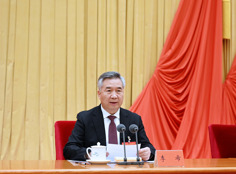 1月9日，中國共產(chǎn)黨第二十屆中央紀(jì)律檢查委員會第二次全體會議在北京開幕。中共中央政治局常委、中央紀(jì)律檢查委員會書記李希代表中央紀(jì)律檢查委員會常務(wù)委員會作題為《深入學(xué)習(xí)貫徹黨的二十大精神，在新征程上堅定不移推進(jìn)全面從嚴(yán)治黨》的工作報告。