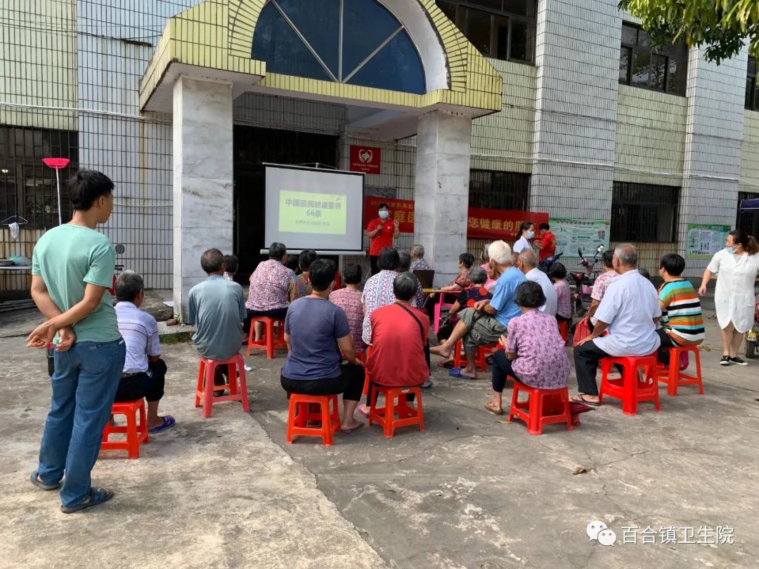 茅岡圩廣場(chǎng)改造后成為群眾日?；顒?dòng)的新地標(biāo).jpg