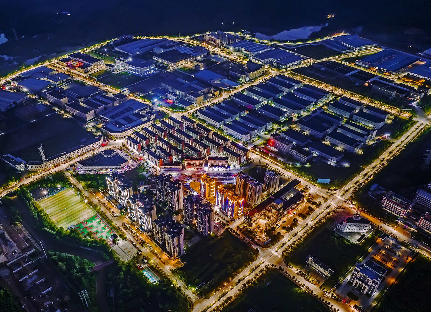 2、燈火通明的高新區(qū)，產(chǎn)業(yè)發(fā)展興旺發(fā)達(dá)。張永林?jǐn)z。_調(diào)整大小.jpg