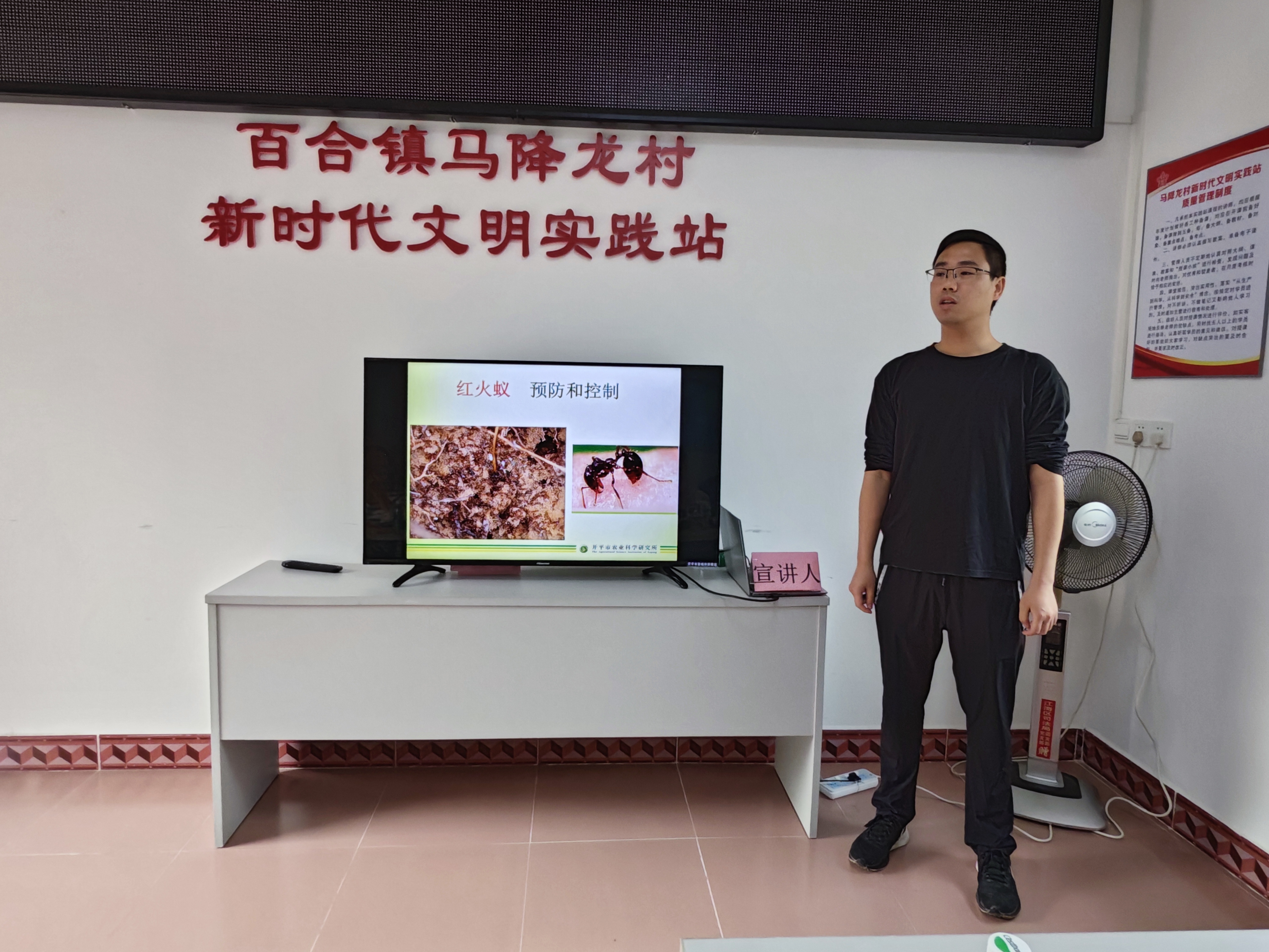 （圖片資料）Ⅱ-2-2)-②2022年11月22日開平市農(nóng)業(yè)農(nóng)村局在百合鎮(zhèn)馬降龍村開展學(xué)習(xí)農(nóng)業(yè)技術(shù)宣傳 共展振興夢(mèng)想“聽黨話、感黨恩、跟黨走”主體教育活動(dòng)（2）.jpg
