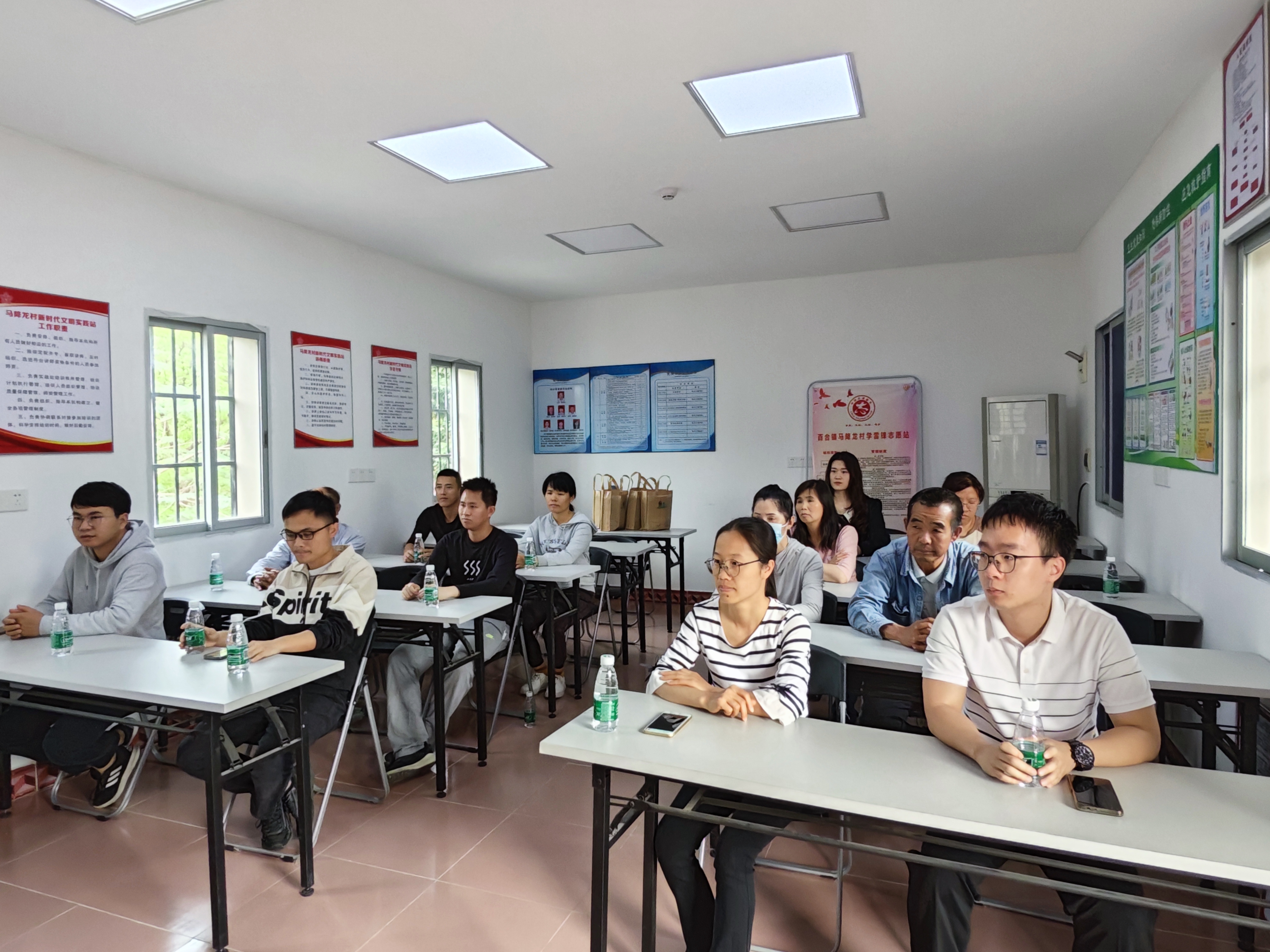 （圖片資料）Ⅱ-2-2)-②2022年11月22日開平市農(nóng)業(yè)農(nóng)村局在百合鎮(zhèn)馬降龍村開展學(xué)習(xí)農(nóng)業(yè)技術(shù)宣傳 共展振興夢(mèng)想“聽黨話、感黨恩、跟黨走”主體教育活動(dòng)（3）.jpg