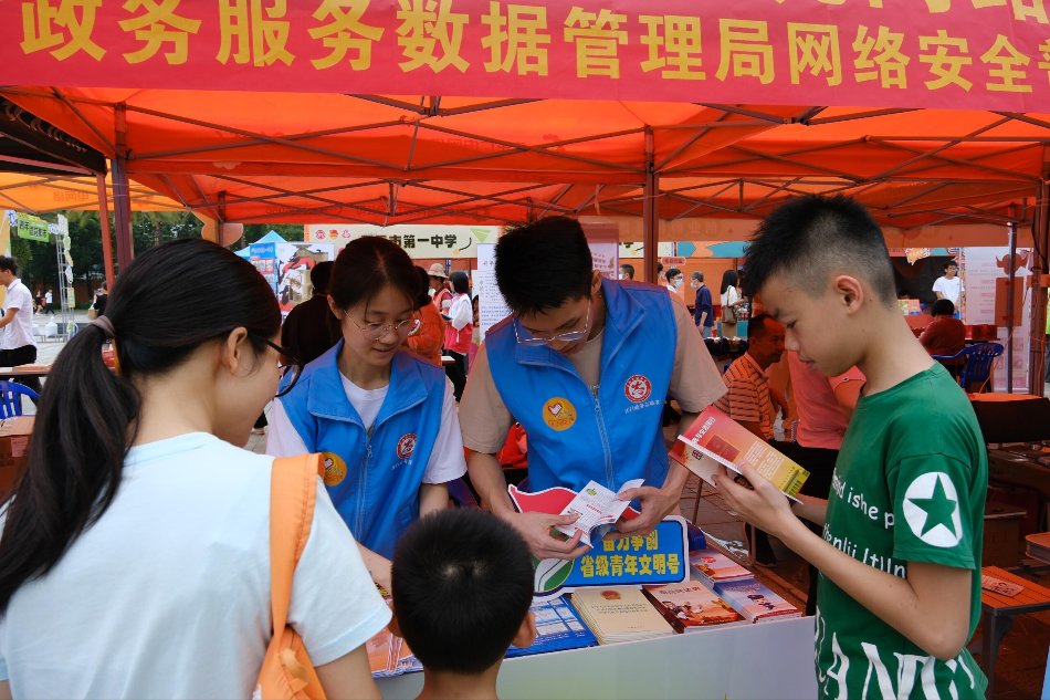 5月3日加強網(wǎng)絡普法  共筑網(wǎng)絡安全——市政數(shù)局開展網(wǎng)絡普法主題宣傳活動_2