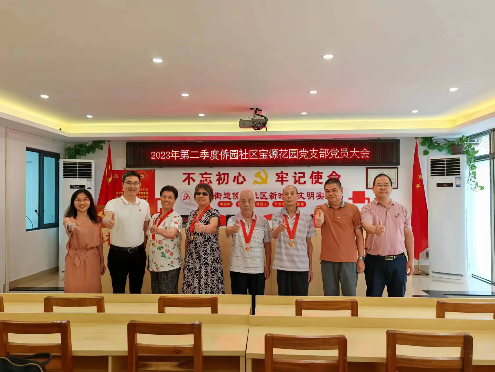 周主任、梁黨委和駐村團隊到僑園社區(qū)慰問老黨員，并在僑園社區(qū)為50年黨齡黨員頒發(fā).jpg