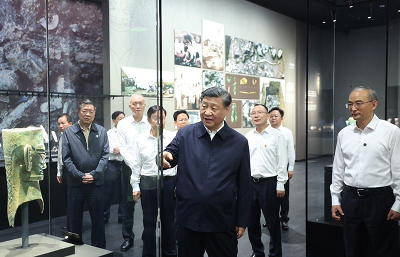 7月25日至27日，中共中央總書記、國(guó)家主席、中央軍委主席習(xí)近平在四川考察。這是26日下午，習(xí)近平在位于德陽(yáng)市廣漢市的三星堆博物館新館參觀。