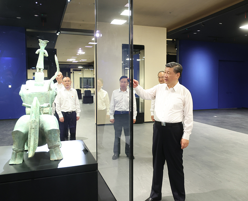 7月25日至27日，中共中央總書記、國(guó)家主席、中央軍委主席習(xí)近平在四川考察。這是26日下午，習(xí)近平在位于德陽(yáng)市廣漢市的三星堆博物館新館參觀。
