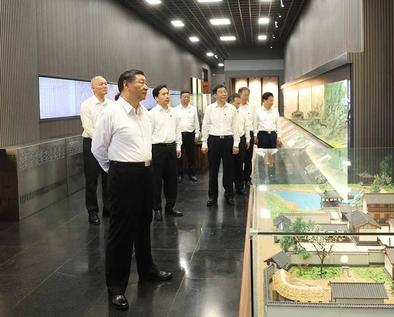 7月29日，中共中央總書記、國(guó)家主席、中央軍委主席習(xí)近平在四川考察結(jié)束返京途中，來(lái)到陜西省漢中市考察。這是習(xí)近平參觀漢中市博物館有關(guān)歷史文物展陳。