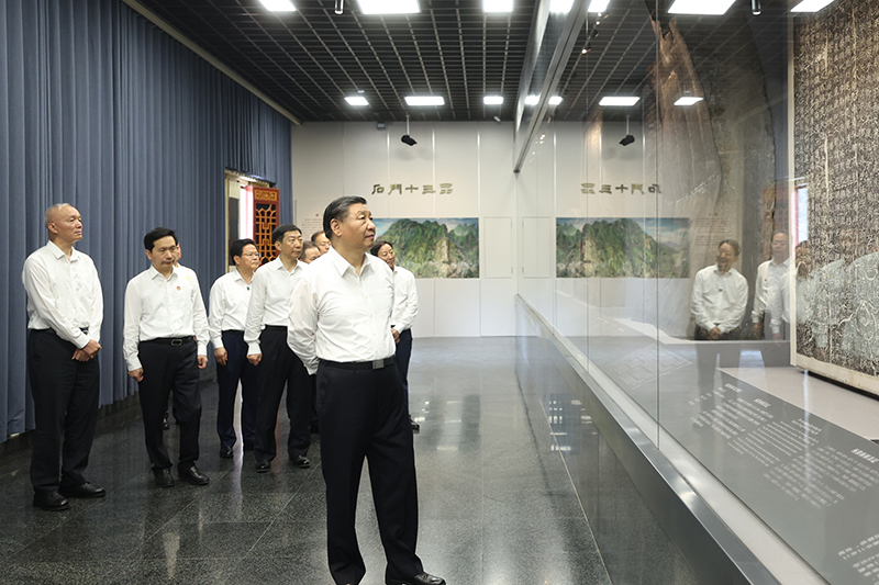 7月29日，中共中央總書記、國(guó)家主席、中央軍委主席習(xí)近平在四川考察結(jié)束返京途中，來(lái)到陜西省漢中市考察。這是習(xí)近平參觀漢中市博物館有關(guān)歷史文物展陳。