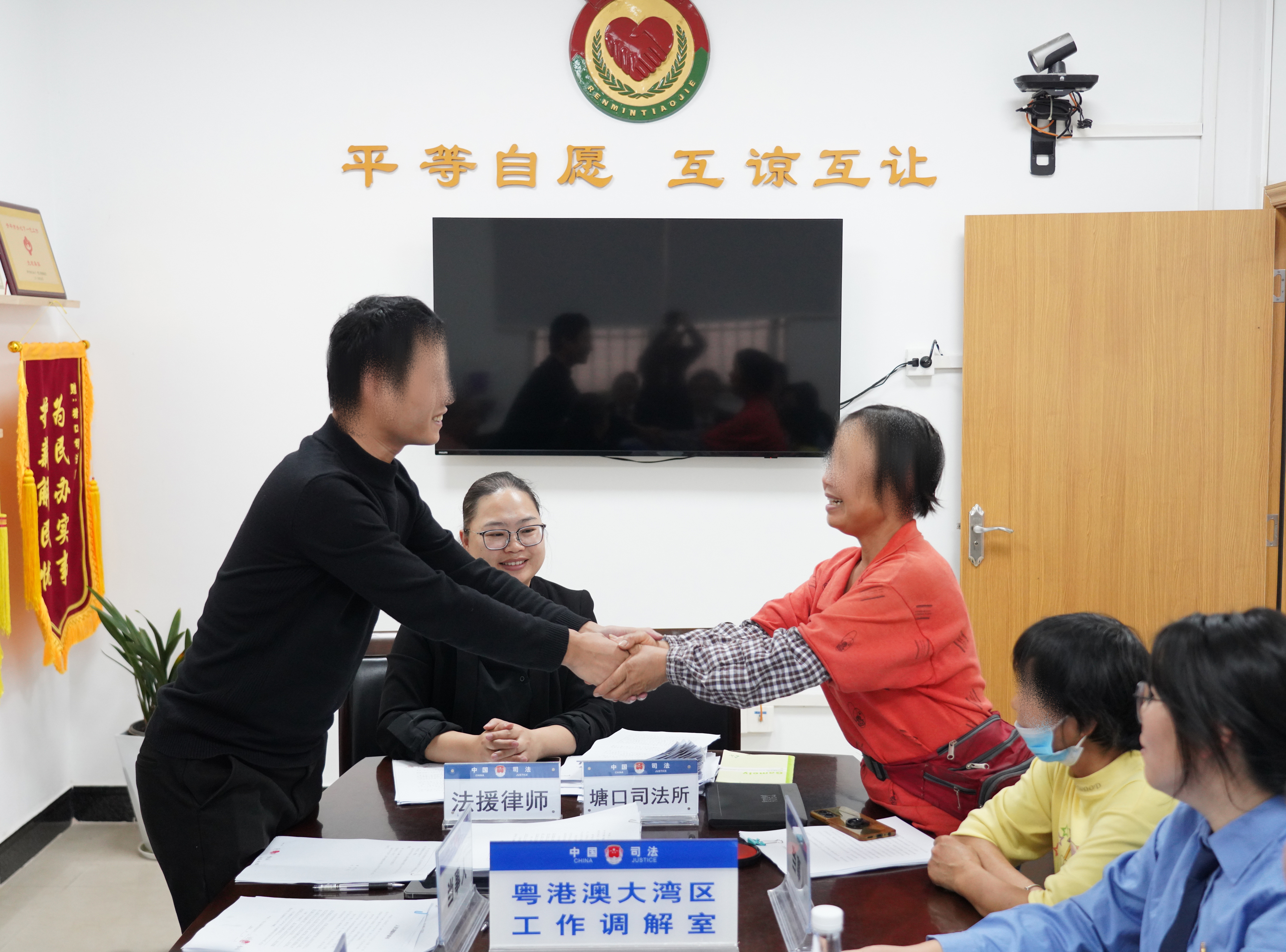 雙方代表握手言和，喜逐顏開.jpg
