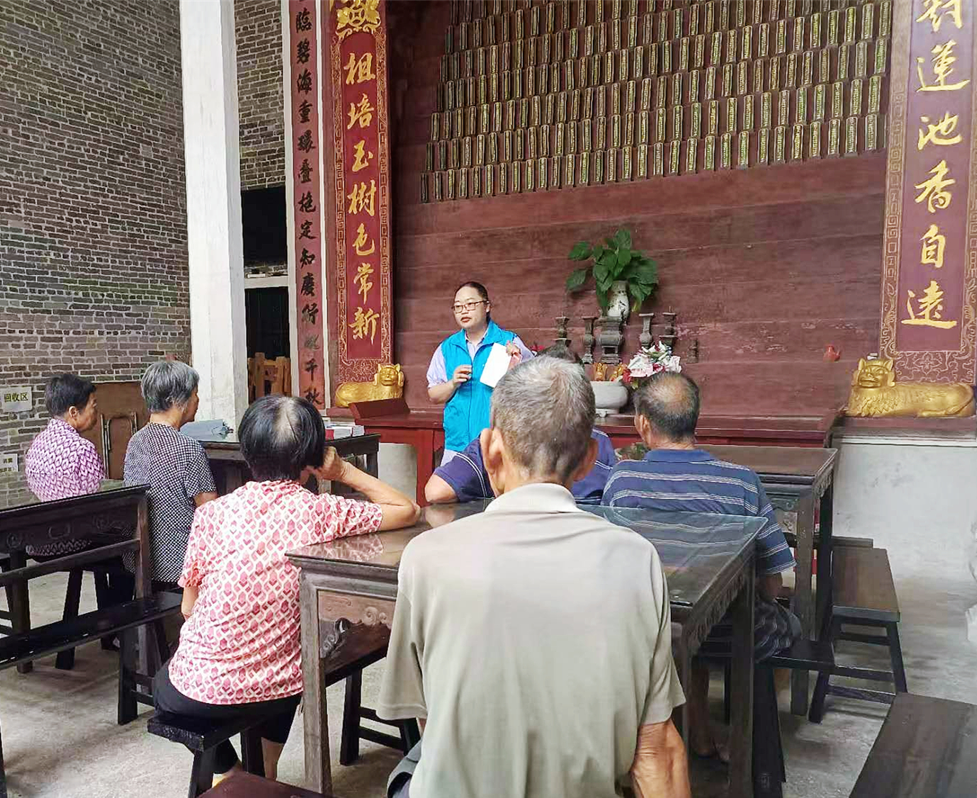 塘口司法所調(diào)解員在祠堂內(nèi)為村內(nèi)老人講解民法典關(guān)于繼承、贍養(yǎng)老人方面的法律知識(shí).jpg
