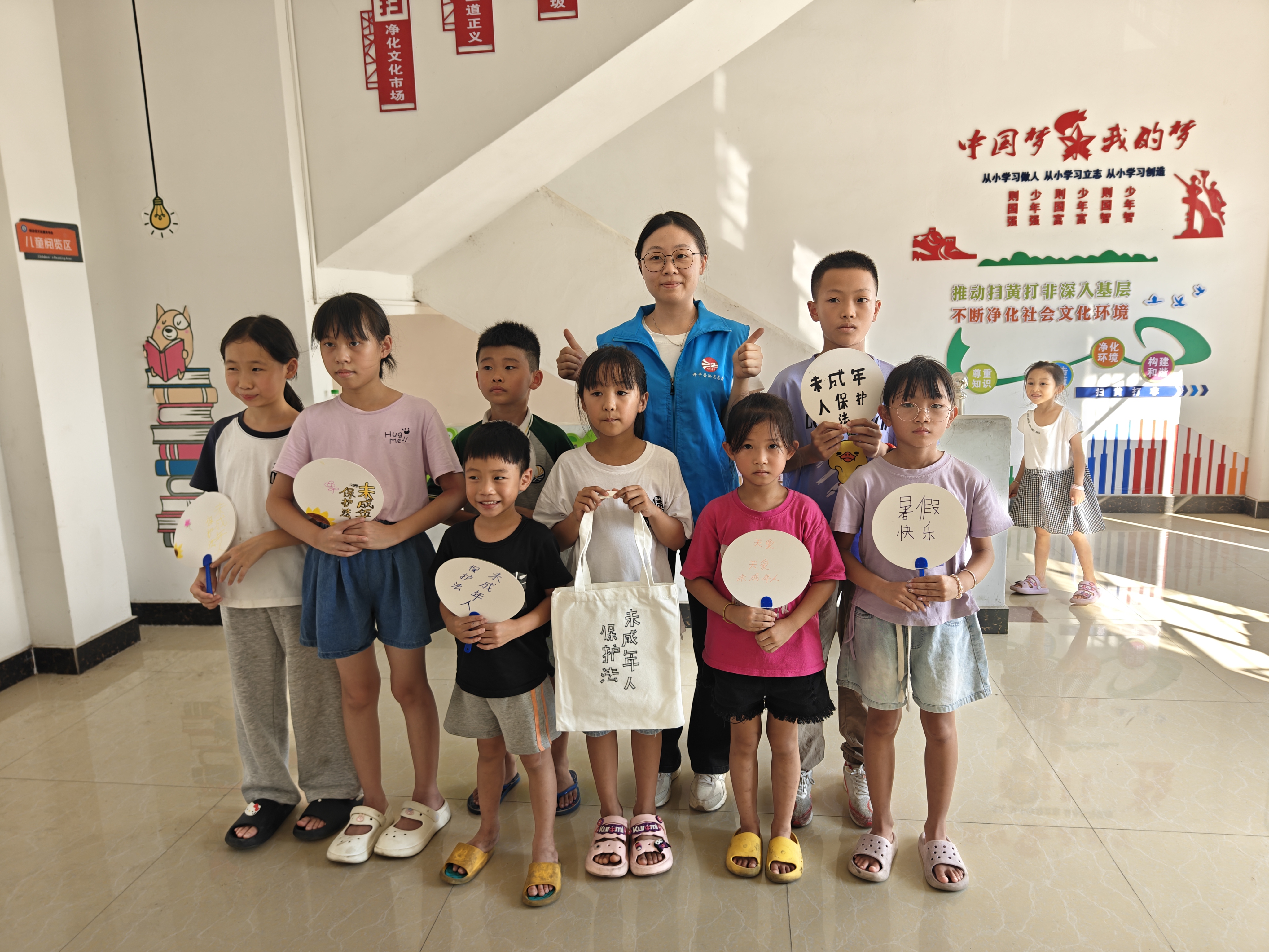2-4 2024年8月8日下午，龍勝司法所在橋新村開展法治文化活動(dòng)，以法治圖書閱讀、法治故事宣講、法治知識(shí)講座、法治書畫制作等方式，開展預(yù)防未成年人犯罪、未成年人保護(hù)法治宣傳.jpg