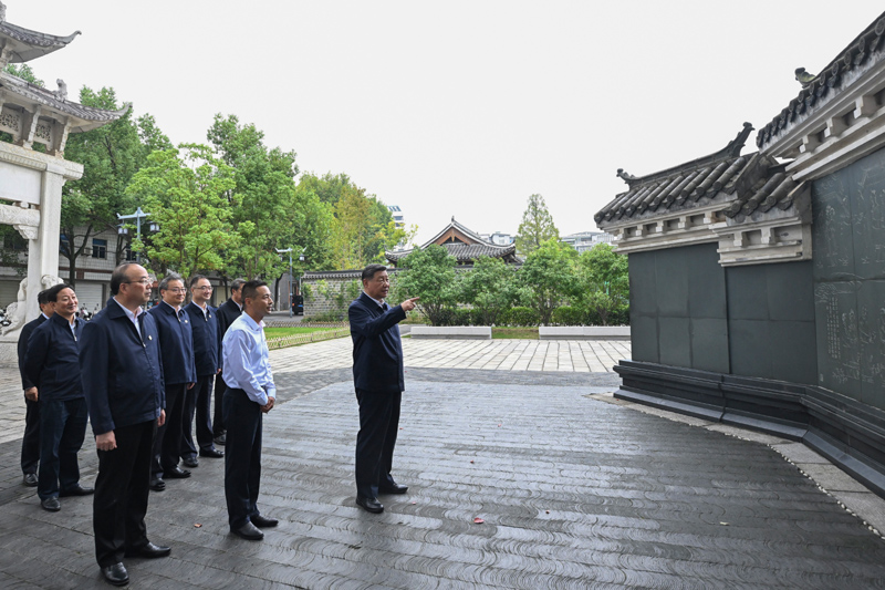 10月17日至18日，中共中央總書記、國家主席、中央軍委主席習(xí)近平在安徽考察。這是17日下午，習(xí)近平在安慶桐城市六尺巷考察。