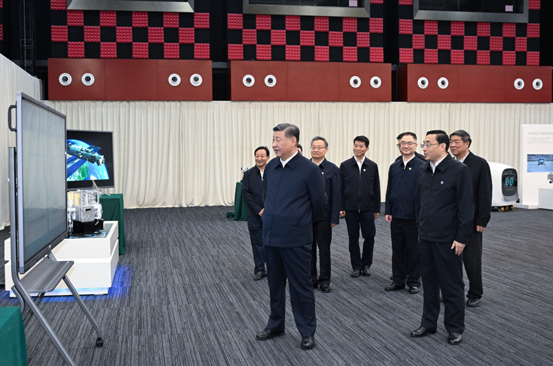 10月17日至18日，中共中央總書記、國家主席、中央軍委主席習(xí)近平在安徽考察。這是17日下午，習(xí)近平在合肥濱湖科學(xué)城察看安徽省重大科技創(chuàng)新成果集中展示。