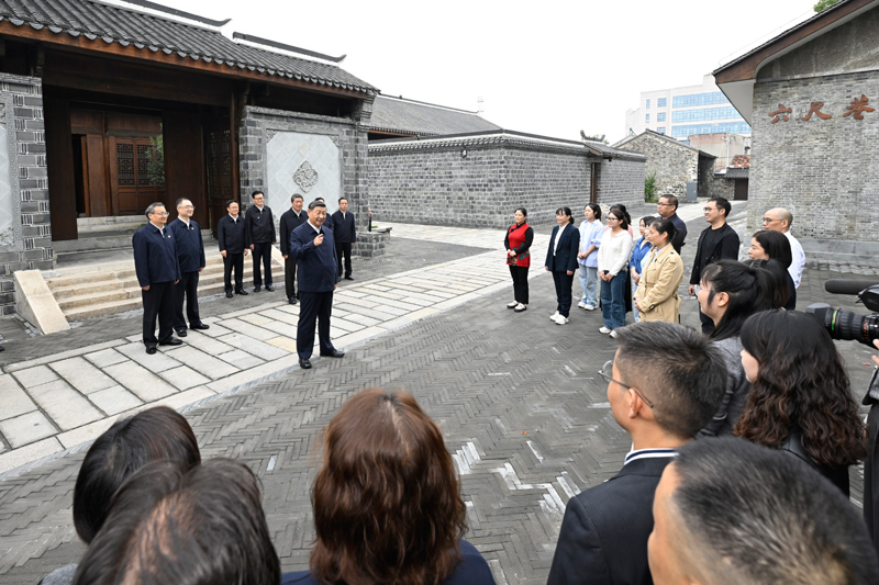 10月17日至18日，中共中央總書記、國家主席、中央軍委主席習(xí)近平在安徽考察。這是17日下午，習(xí)近平在安慶桐城市六尺巷考察時，同當(dāng)?shù)鼐用窈陀慰陀H切交流。