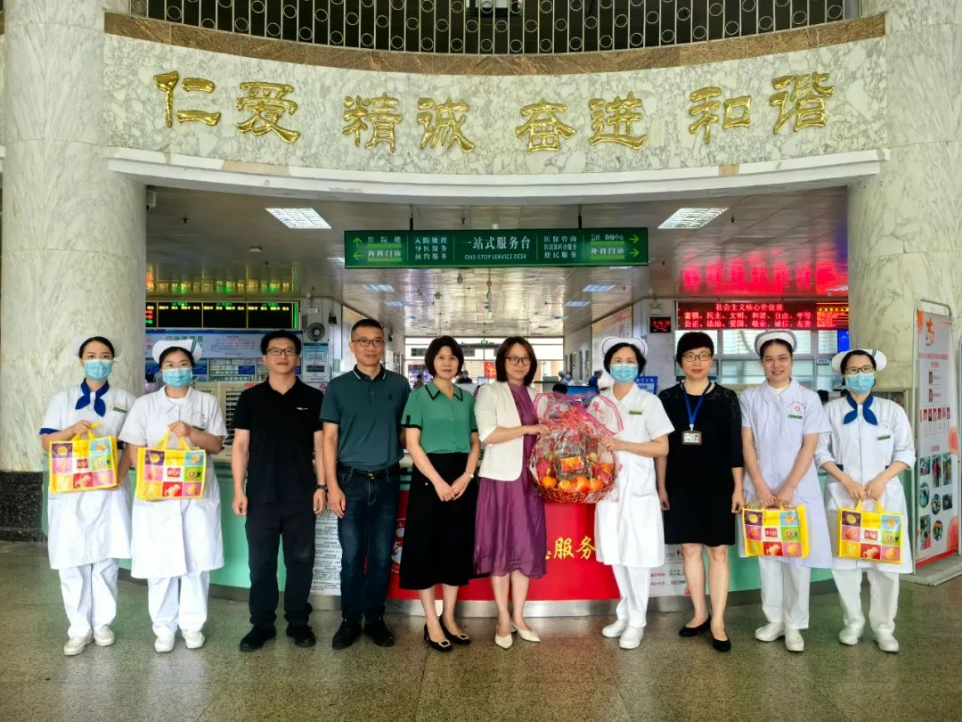 梁俏筠副市長率隊開展“5·12”國際護士節(jié)暖心慰問活動