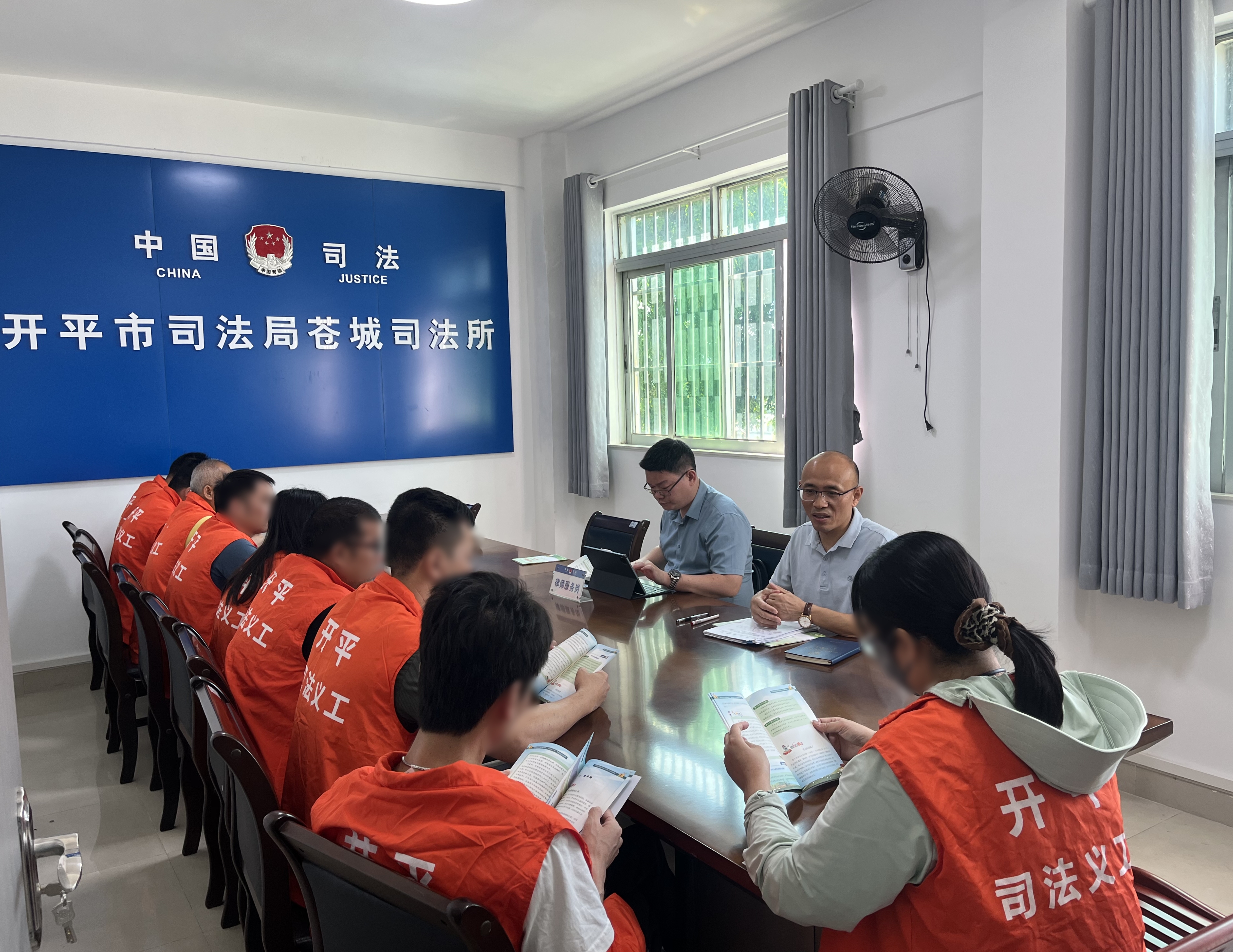 6.開平市司法局蒼城司法所組織駐村法律顧問向社區(qū)矯正對象宣講民法典.jpg