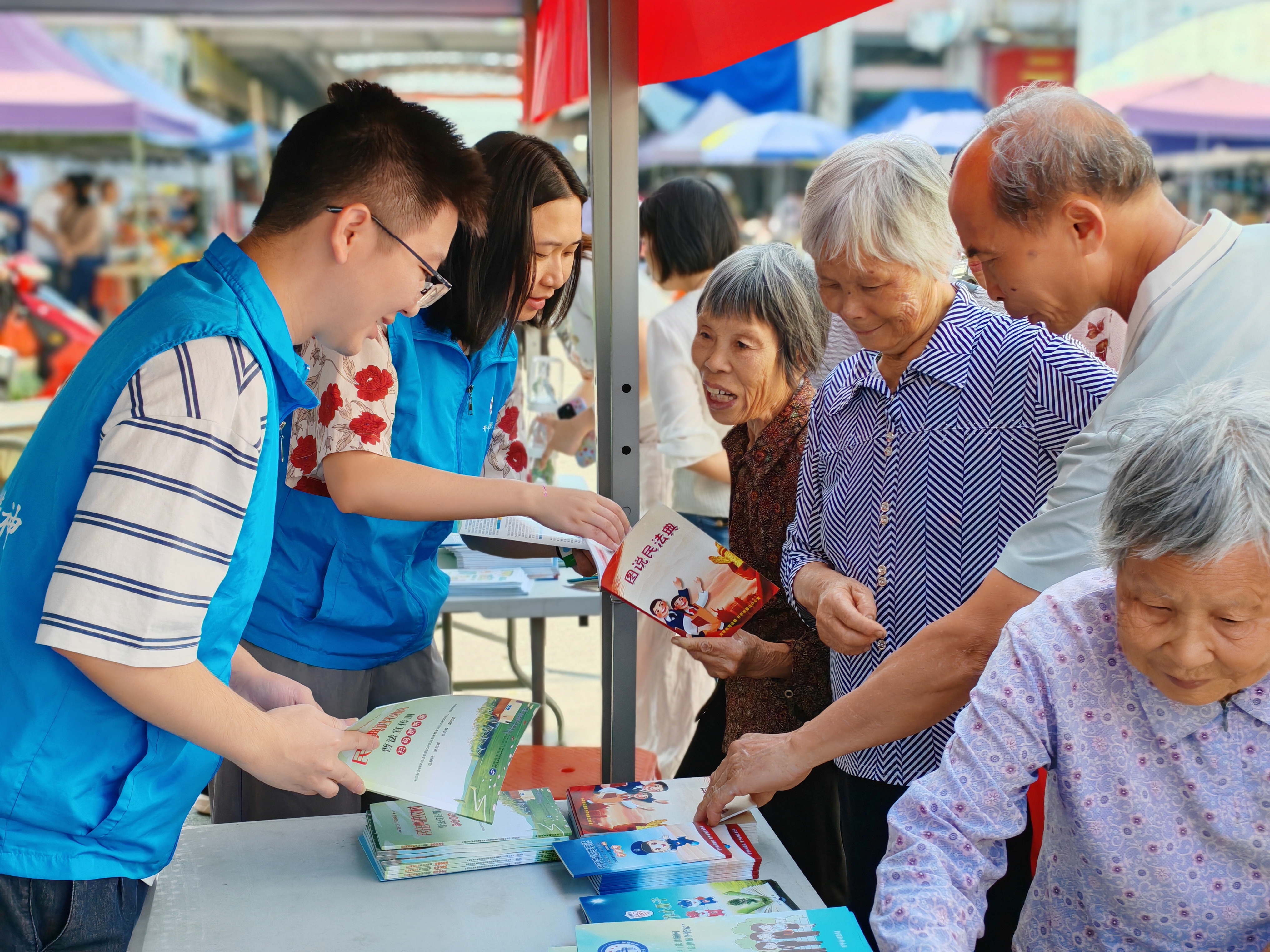 7.開平市司法局馬岡司法所在馬岡市場(chǎng)開展民法典普法宣傳.jpg